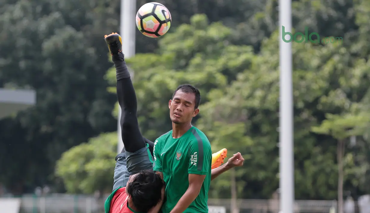 Aksi pemain Timnas Indonesia U-23, Hanif Sjahbandi melakukan tendangan salto pada sesi latihan di Lapangan A,B,C, Senayan, Jakarta (21/2/2018). Latihan ini merupakan persiapan Asian Games 2018. (Bola.com/Nick Hanoatubun)