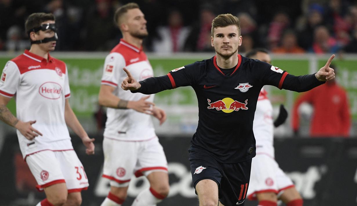 Timo Werner. Striker berusia 25 tahun yang mulai musim lalu berseragam Chelsea ini sebelumnya memperkuat Stuttgart dan RB Leipzig di Liga Jerman saat berusia di bawah 23 tahun. Ia mampu mencetak total 59 gol mulai musim 2013/2014 hingga 2018/2019. (AFP/Ina Fassbender)