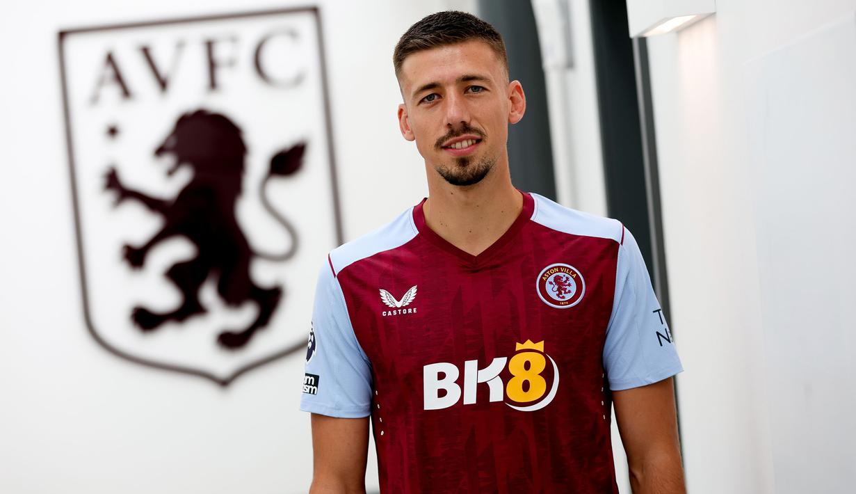Clement Lenglet didatangkan Aston Villa dari Barcelona dengan status pinjaman selama semusim. Meski telah dimainkan di Liga Konferensi Eropa musim 2023/2024, namun ia belum melakukan debut di Premier League musim ini akibat kalah bersaing dengan pemain lainnya. (avfc.co.uk)