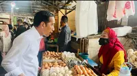 Presiden Joko Widodo atau Jokowi mengunjungi pasar tradisional di Medan