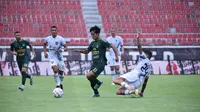 Myat Kaung Khant mencoba mempertahankan bola dari rebutan pemain Borneo FC dalam laga lanjutan BRI Liga 1 di Stadion Kapten I Wayan Dipta, Gianyar, Bali, beberapa waktu yang lalu. (Bola.com/Nandang Permana)