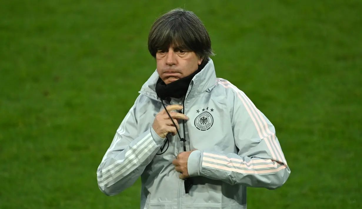 Pelatih Jerman, Joachim Loew, saat memimpin latihan di RheinEnergie Stadion, Selasa (13/10/2020). Jerman akan menghadapi Swiss di UEFA Nations League. (AFP/ Ina Fassbender)