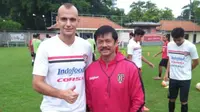 Mantan bek Arema Cronus, Kiko Insa dikontrak satu musim di Bali United Pusam.