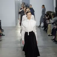 Berikan jiwa baru bagi koleksi rok di lemari agar tampil lebih chic, dan mungkin, Instagrammable. (Sumber foto: WWD)