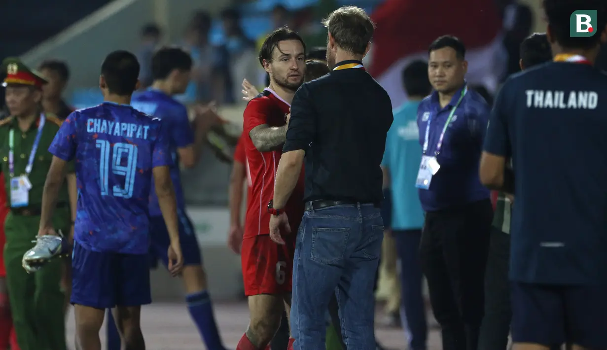 Pemain Timnas Indonesia U-23, Marc Klok disalami pelatih Thailand Alexander Polking. (Bola.com/Ikhwan Yanuar)