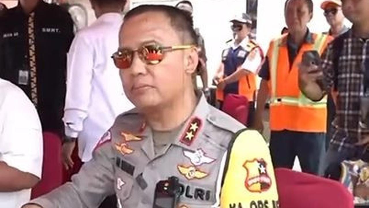 Pada momen tersebut, Aan juga sempat mencicipi makanan yang disediakan oleh para anggota Brimob di dapur lapangan itu.