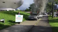 Pourmohseni Hadi seorang diri, membakar mobil BMW Seri 7 miliknya sendiri di depan markas BMW di Munich, Jerman.