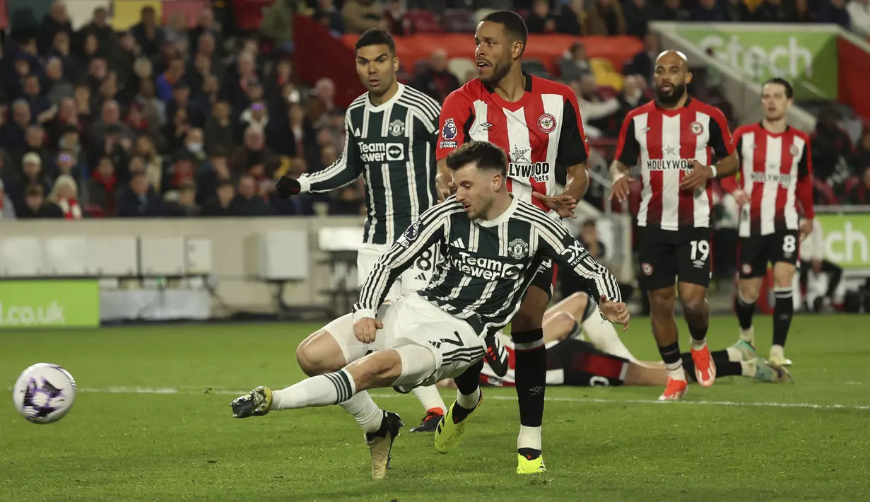 Gelandang Manchester United, Mason Mount mencetak gol ke gawang Brentford pada laga pekan ke-30 Premier League 2023/2024 di Gtech Community Stadium, London, Sabtu (30/3/2024). (AP Photo/Ian Walton)