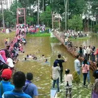 Para alay di Aceh yang selfie di atas jembatan harus menelan pil pahit. Jembatannya putus dan mereka pun tercebur ke sungai.