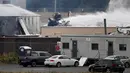 Operasi penyelamatan berlangsung di mana pesawat pengebom era Perang Dunia II milik Amerika Serikat jatuh di Bandara Internasional Bradley, Connecticut, Rabu (2/10/2019). Pesawat Boeing B-17 itu dilaporkan berusaha mendarat ketika kecelakaan itu terjadi. (AP Photo/Jessica Hill)