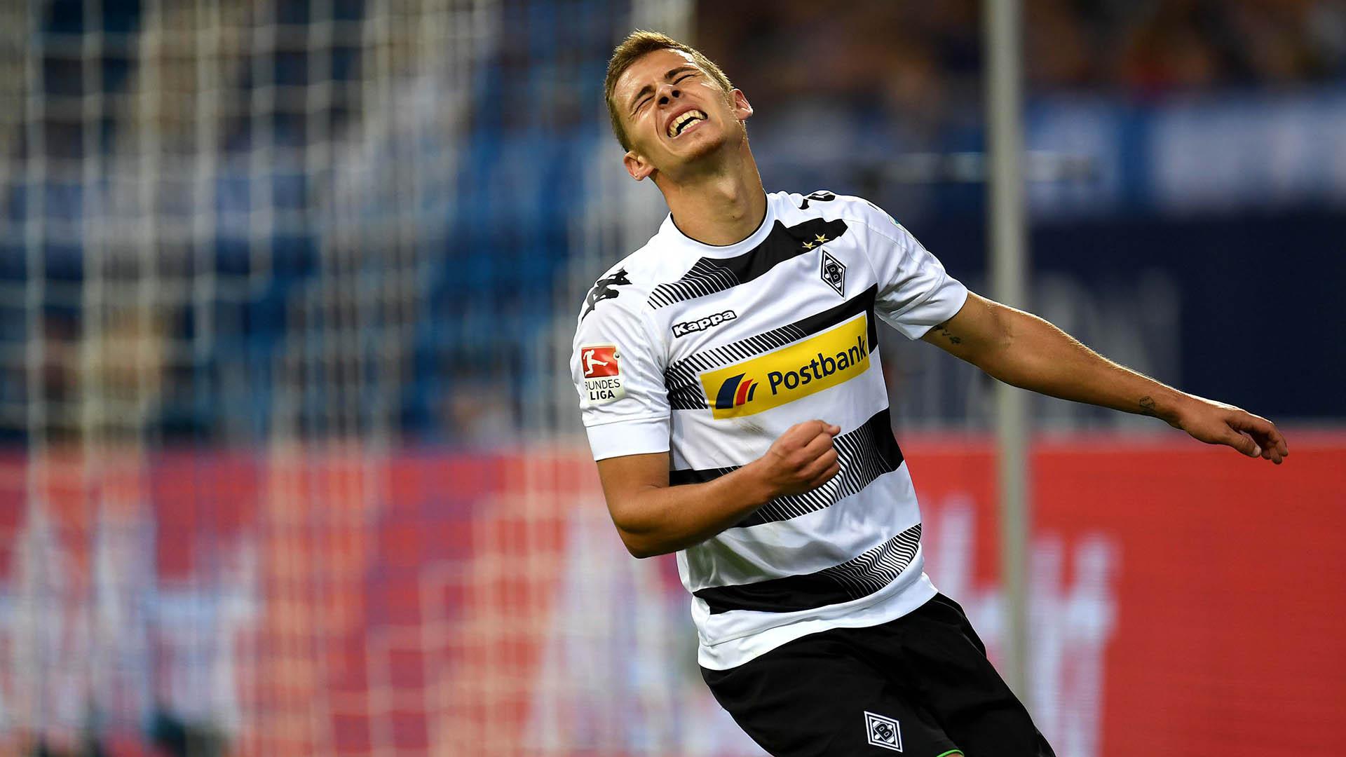 5. Thorgan Hazard, kedatangan Jose Mourinho membuat dirinya terbuang ke M'Gladbach. Kini saudara dari Eden Hazard tersebut bersinar di Bundesliga dan pelatih Chelsea , Antonio Conte tertarik untuk membawanya kembali ke London. (AFP/Patrik Stollarz)