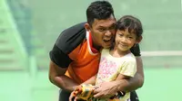 Kiper Arema, Joko Ribowo, bersama putrinya saat di Stadion Gajayana, Malang. (Bola.com/Iwan Setiawan)