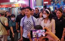 Gaya Kaesang Gendong Tas Besar Bergambar Snack Keliling PRJ Bareng Erina, Bikin Pengunjung Heboh
