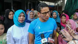 Balon gubernur DKI Jakarta Sandiaga Uno memberikan keterangan pers usai bertemu warga Meruya Utara, Jakarta, (15/5/2016). Sandiaga Uno juga mendengarkan curhatan dan masukan dari para warga untuk Jakarta yang lebih baik. (Liputan6.com/Faizal Fanani)