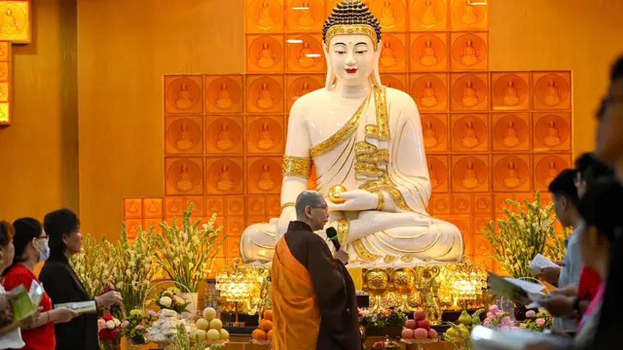 Melihat Prosesi Peringatan Waisak di Wihara Buddha Sakyamuni Banda Aceh