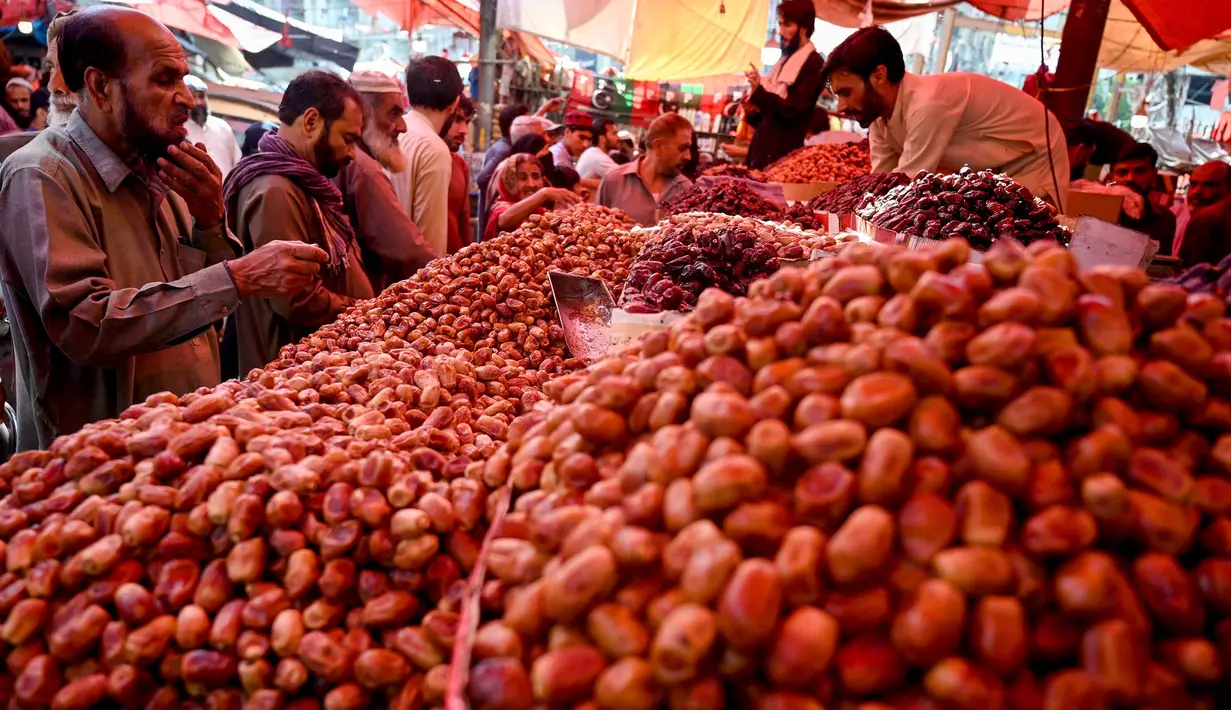 Umat Muslim membeli kurma di pasar menjelang bulan Ramadan di Karachi pada 9 Maret 2024. (Rizwan TABASSUM/AFP)