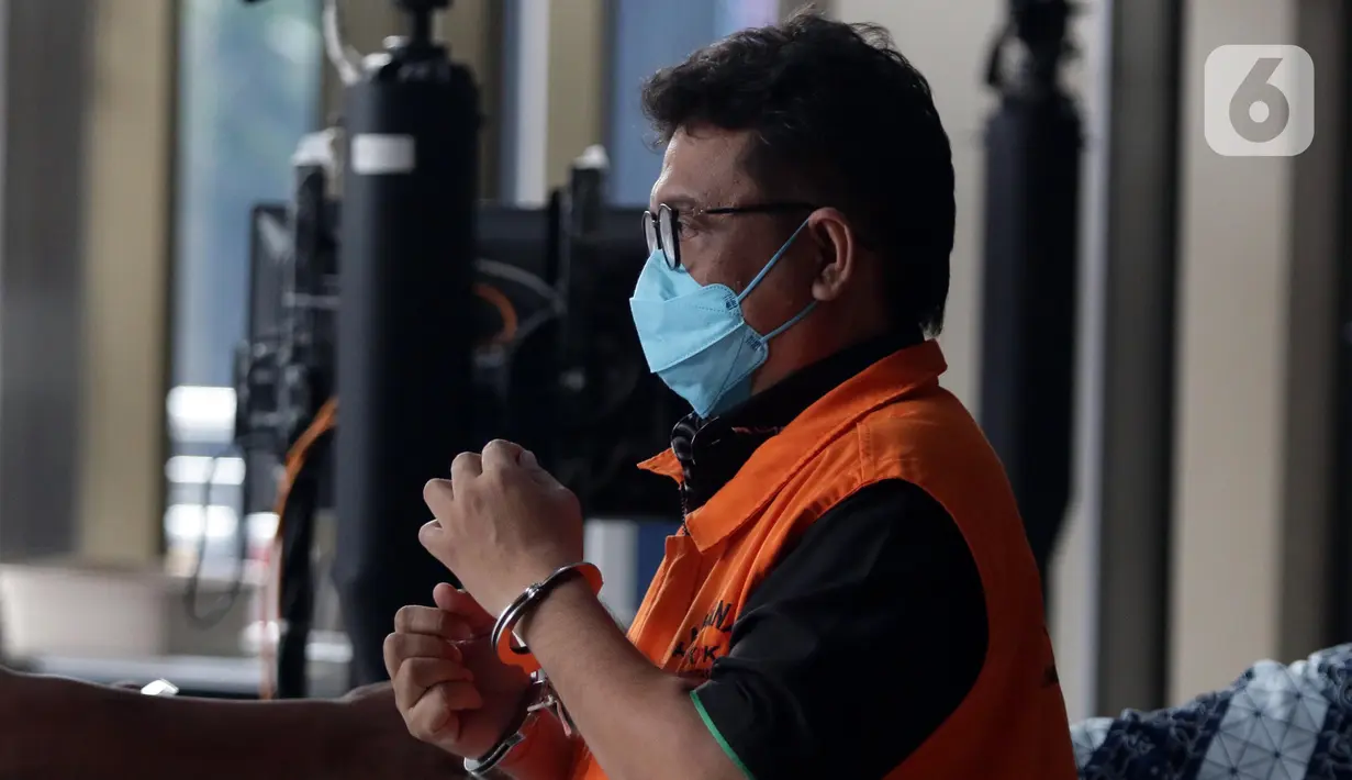 Pengusaha La Ode Muhammad Rusdianto usai menjalani pemeriksaan lanjutan di Gedung KPK, Jakarta, Jumat (22/7/2022). LM Rusdianto Emba, yang juga adik dari Bupati Muna La Ode Muhammad Rusman Emba diperiksa KPK sebagai tersangka dalam pengembangan perkara dugaan korupsi pengajuan dana PEN Kabupaten Kolaka Timur Tahun 2021. (Liputan6.com/Helmi Fithriansyah)