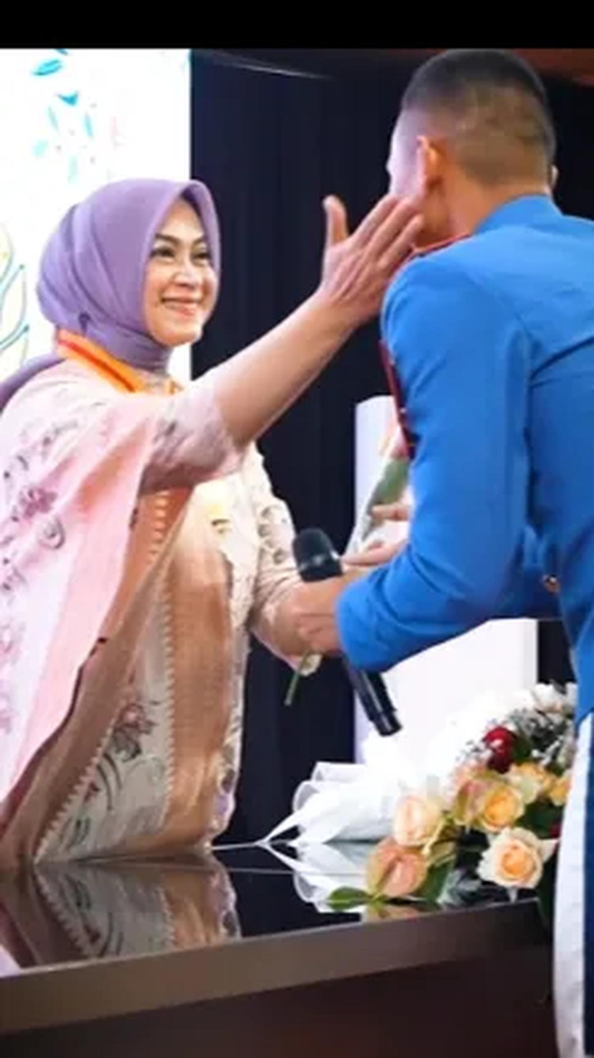 "Selaku Ibu Upakarini Wira Taruna, saya akan selalu mendorong para Taruna-Taruni agar senantiasa belajar dan berlatih secara sungguh-sungguh," ujar Evi Agus Subiyanto, Ibu asuh Taruna Akademi Militer.<br>
