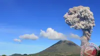 Gunung Lokon. (Fiqman Sunandar/Antara)