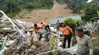 BPBD Deli Serdang Berjibaku Bersihkan Material Pascalongsor