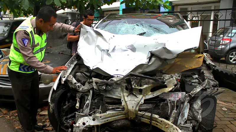 Bangkai Outlander Maut Teronggok di Polres Jakarta Selatan