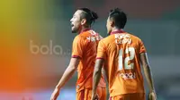 Pemain Borneo FC, Kunihiro Yamashita (kiri) merayakan gol bersama Lerby  ke gawang PS TNI pada lanjutan Liga 1 Indonesia di Stadion Pakansari, Bogor, Senin (17/4/2017). PS TNI bermain imbang 2-2 dengan PBFC. (Bola.com/Nicklas Hanoatubun)