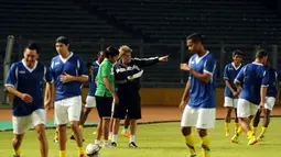 Pelatih ISL All Stars, Stefan Hansson (tengah), memberikan instruksi latihan kepada para pemain ISL All Stars saat berlatih di Stadion GBK Jakarta, (5/8/2014). (Liputan6/Helmi Fithriansyah)