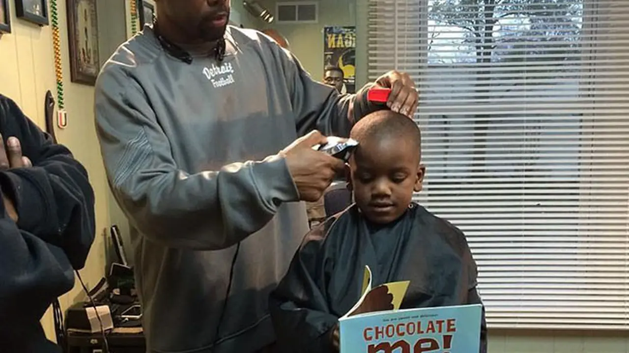 [Bintang] 'Barber' Ini Kasih Cukur Gratis Bagi Anak-anak yang Bisa Baca