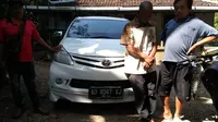 Alih alih menjadi Sales Sembako, pelaku menyembunyikan handphone pelanggan warung dan disembunyikan di bawah kursi Mobil.