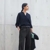 Intip 4 rekomendasi pakaian terbaik untuk bekerja, yang pastinya bikin kamu tampil elegan, mewah, dan profesional. (Uniqlo Indonesia)