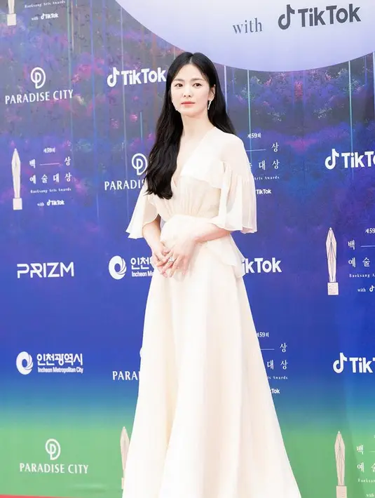Song Hye Kyo kembali pukau publik dengan penampilannya yang anggun dan elegan layaknya princess dibalut dress sederhana nuansa krem. [Foto: Twitter/theseoulstory].