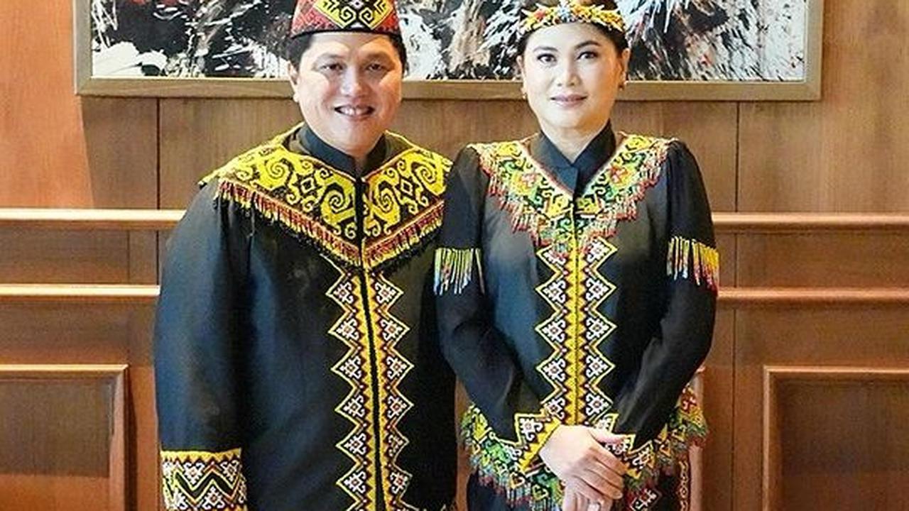 Menteri BUMN Erick Thohir yang didampingi sang istri, Elizabeth Thohir mencuri perhatian dengan baju adat Dayak.