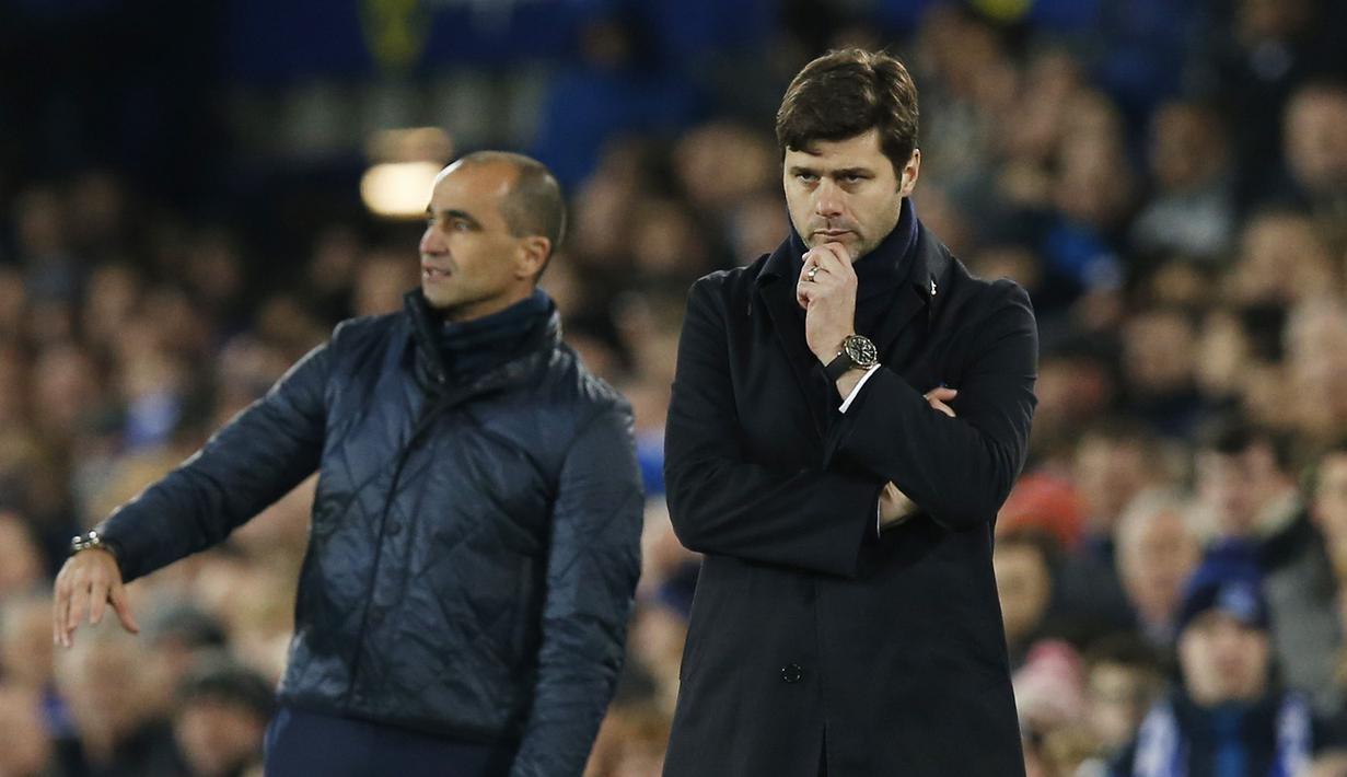 Pelatih Everton, Roberto Martinez dan Pelatih Tottenham, Mauricio Pochettino terlihat memberi instruksi kepada pemainnya pada  Liga Premier Inggris di Stadion Goodison Park, Liverpool, Senin(4/1/2016) dini hari WIB. (Reuters/Andrew Yates)