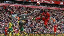 Kiper Norwich, John Ruddy, berebut bola dengan striker Liverpool, Christian Benteke, dalam laga Liga Premier Inggris di Stadion Anfield, Liverpool, Minggu (20/9/2015). (Reuters/Phil Noble)