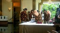 Seluruh petugas KPPS TPS 12 Panembahan, Kecamatan Kraton, Kota Yogyakarta menggunakan pakaian adat khas Yogyakarta,  Rabu (14/02/2024). Para petugas pria menggunakan surjan bermotif kembang khas Yogyakarta dengan jarik dan blangkon.