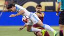 Pemain Venezuela, Tomas Rincon (kanan) menghadang laju  Edinson Cavani pada babak penyisihan grup C Copa America Centenario  2016 di Stadion Lincoln Financial Field, Philadelphia, AS, (10/6/2016).  (Bill Streicher-USA TODAY Sports)