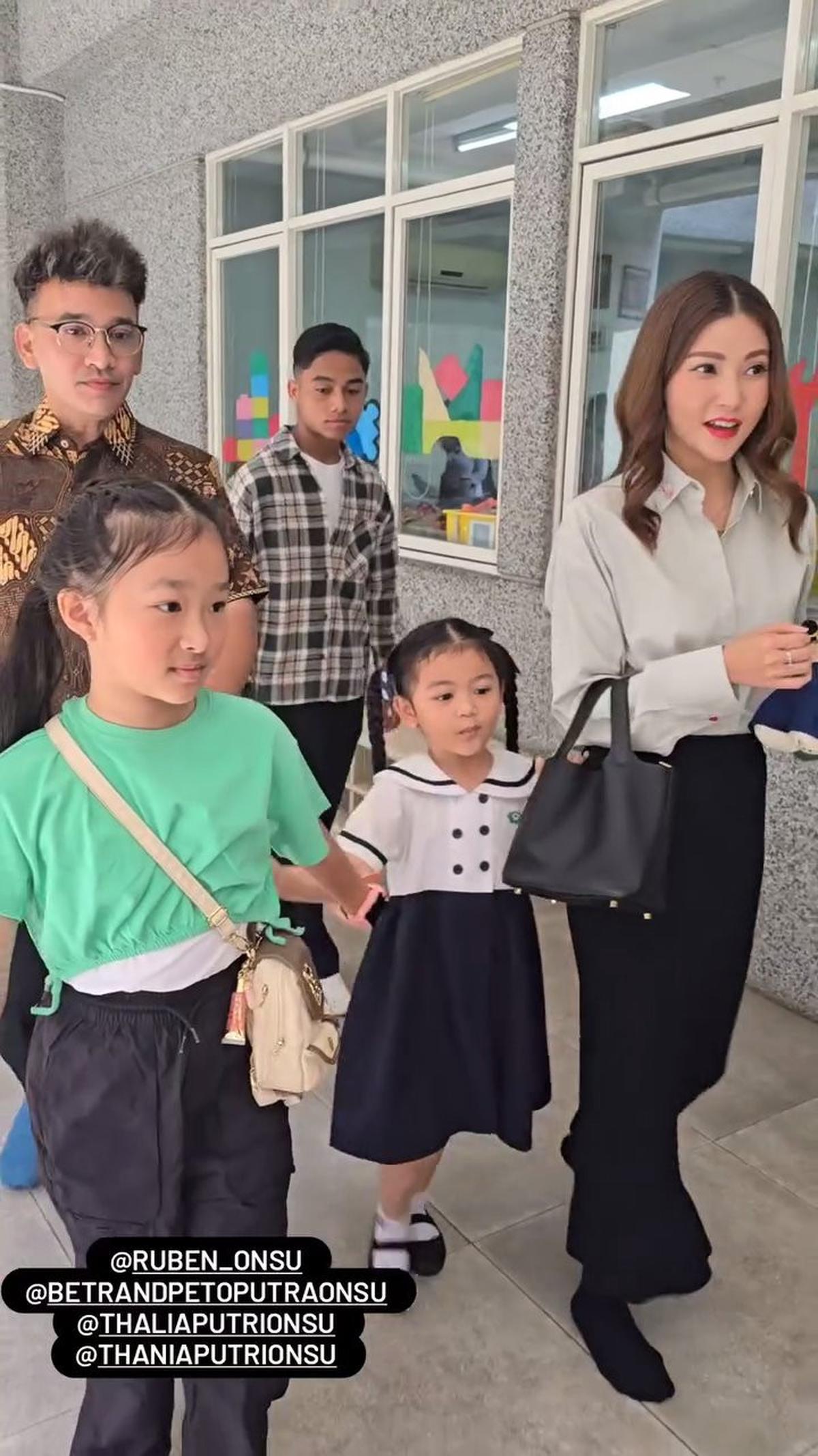 Sarwendah dan Ruben Onsu Terlihat Bersama di Kelulusan TK Anak, Foto Bareng Juga