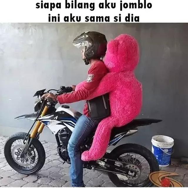 6 Potret Orang Bonceng Boneka Ini Kocak Banget, Sudah Kelamaan Jomblo
