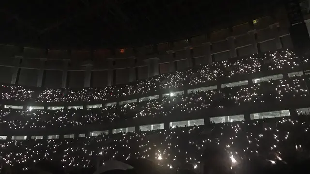 Para penonton konser Dewa 19 menyalakan flash