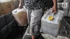 Pekerja membawa jeriken berisi minyak goreng di kawasan Pasar Kebayoran Lama, Jakarta, Rabu (25/5/2022). Direktur Jenderal Industri Agro Kementerian Perindustrian (Kemenperin) Putu Juli Ardika mengatakan pemerintah akan mencabut subsidi minyak goreng curah mulai 31 Mei mendatang. (merdeka.com/Iqbal S Nugroho)