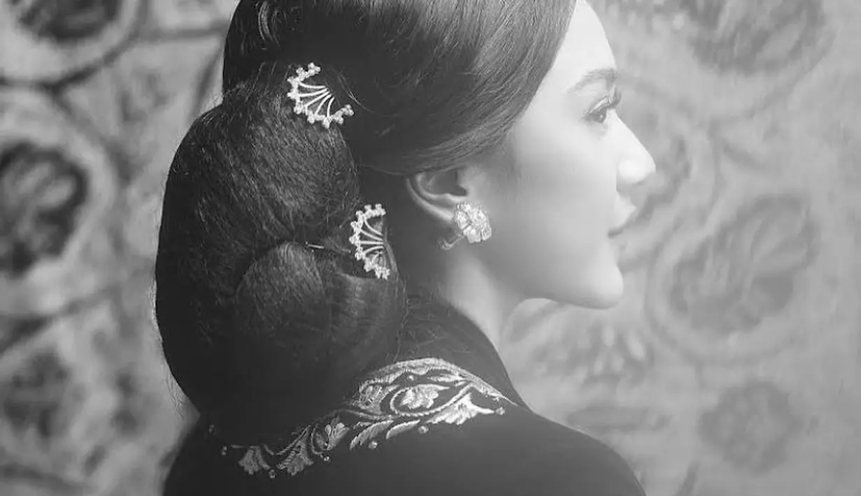 Sementara Putri Tanjung tampak ningrat pakai sanggul dan kebaya bordir. (Instagram/putritanjung).