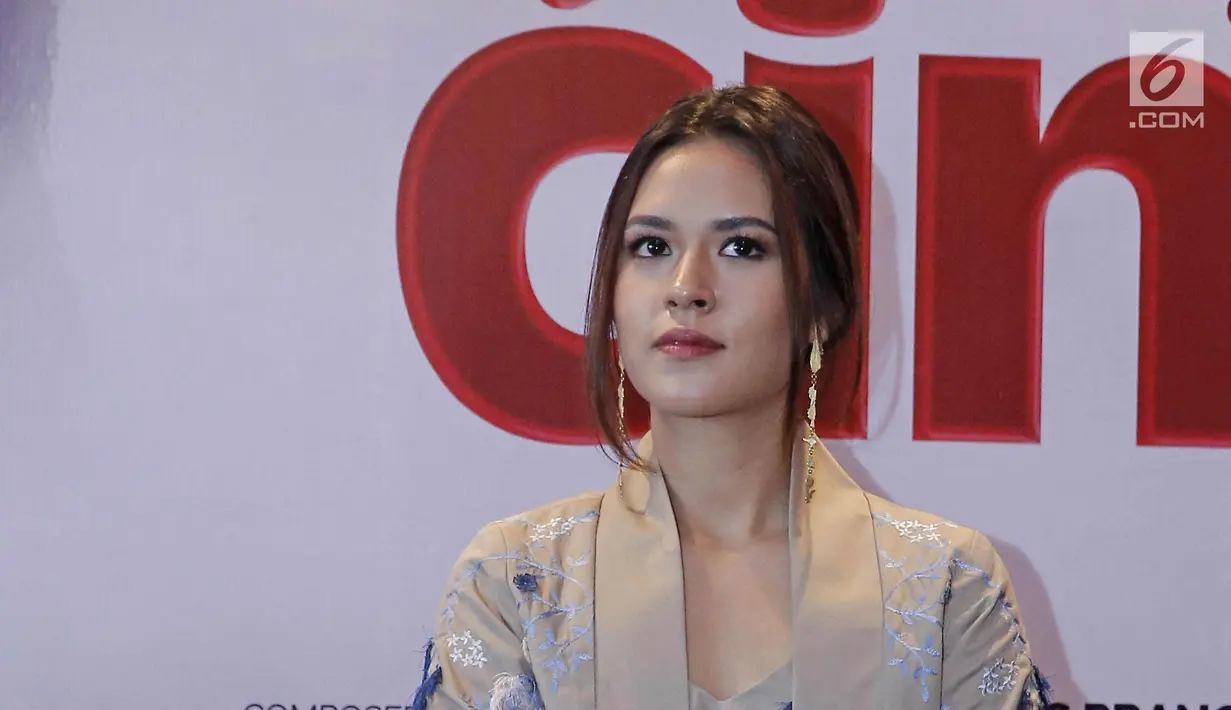 Penyanyi Raisa saat jumpa pers soundtrack film Ayat-Ayat Cinta 2 di kawasan Setiabudi, Jakarta, Senin (27/11). Raisa mengisi soundtrack film Ayat-Ayat Cinta 2 dengan lagu berjudul "Teduhnya Wanita ". (Liputan6.com/Herman Zakharia)