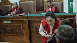 Aktris Jeniffer Dunn berbincang dengan kuasa hukumnya saat sidang lanjutan di PN Jakarta Selatan, Kamis (31/5). Jennifer Dunn terseret perkara narkoba usai ditangkap di kediamannya di kawasan Bangka, Jaksel 31 Desember 2017. (Liputan6.com/Faizal Fanani)
