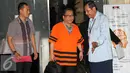 Mantan calon Bupati Lebak 2013-2018 Amir Hamzah keluar dari Gedung KPK usai menjalani pemeriksaan, Jakarta, Selasa (18/8/2015). Amir ditahan karena diduga menyuap mantan Ketua MK Akil Mochtar dalam sengketa Pilkada Lebak 2013. (Liputan6.com/Helmi Afandi)