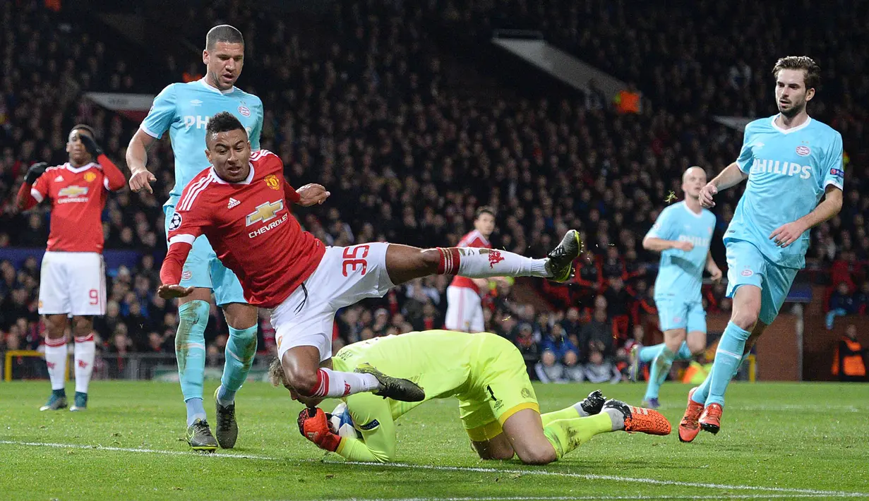 Kiper PSV Eindhoven, Jeroen Zoet mengamankan bola dari kejaran pemain Manchester United, Jesse Lingard pada laga lanjutan grup B anatara Manchester United dan PSV Eindhoven di Stadion Old Trafford, Kamis (26/11/2015) dini hari WIB. AFP Photo/Oli Scarff)