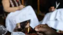 Peserta workshop sedang mencanting batik tulis khas Tangsel di Datik Batik, Pamulang, Tangerang Selatan, Kamis (25/10). Motif batik mengambil kearifan lokal Tangsel seperti Anggrek dan Rumah Belandongan. (Liputan6.com/Fery Pradolo)