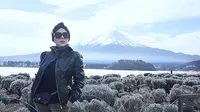 Syahrini tampil cantik dalam foto yang diammbil dengan latar belakang Gunung Fuji, Japan. Banyak jalan menuju puncak gunung tersebut tulis Syahrini sebagai keteraangan foto. (Instagram/princessyahrini)