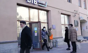 Orang-orang antre menarik uang dari ATM Bank VTB di pusat kota Moskow, 28 Februari 2022. Anjloknya nilai mata uang Rusia, rubel, dalam perdagangan menyusul sanksi terkait invasi di Ukraina membuat warga ramai-ramai mendatangi ATM hingga bank untuk menarik uang tunai mereka. (AP Photo/Pavel Golovkin)