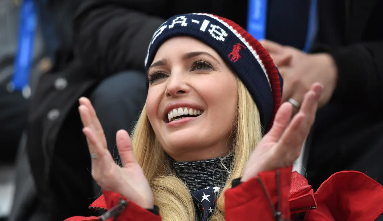 Ekspresi Putri Presiden AS Donald Trump yang juga penasihat senior Gedung Putih, Ivanka Trump ketika memberikan dukungan saat snowboard pria pada Olimpiade Musim Dingin Pyeongchang 2018, Korea Selatan, Sabtu (24/2). (Ed Jones/Pool Photo via AP)