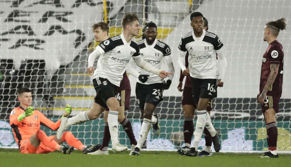 Bek Fulham, Joachim Andersen (kiri) melakukan selebrasi usai mencetak gol penyeimbang 1-1 ke gawang Leeds United dalam laga lanjutan Liga Inggris 2020/2021 pekan ke-29 di Craven Cottage, London, Jumat (19/3/2021). Fulham kalah 1-2 dari Leeds United. (AP/Matt Dunham/Pool)